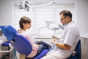 Parodontiste, ce qui le distingue d'un dentiste généraliste