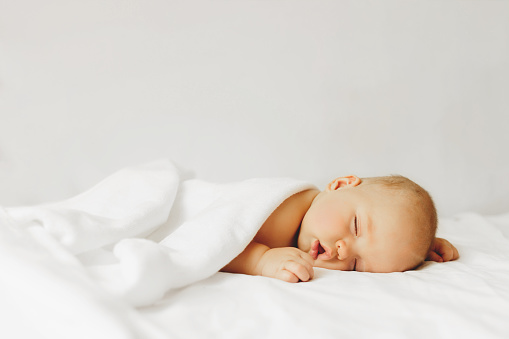 Comment faire dormir votre nouveau-né grâce à un spécialiste de sommeil pour bébé ?