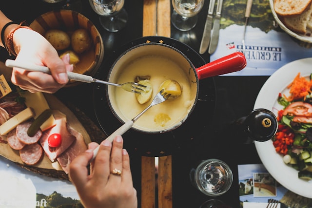 Vous cherchez les meilleures recettes de fondue savoyarde ?