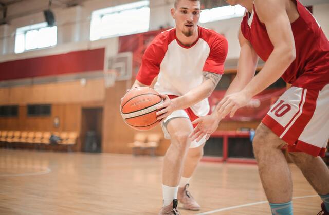 Quels sont les critères à considérer pour une tenue de basket confortable et performante ?