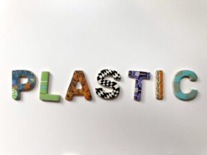 lettres décoratives en plastique de couleurs assorties