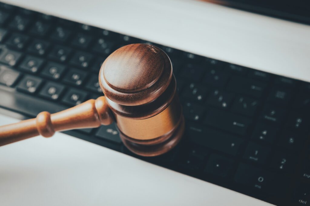 un gaven en bois posé sur un clavier d'ordinateur