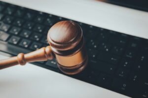 un gaven en bois posé sur un clavier d'ordinateur