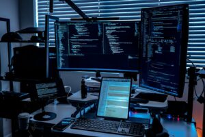 un bureau avec plusieurs écrans