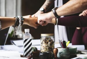 Pourquoi choisir un animateur professionnel pour votre soirée d’entreprise