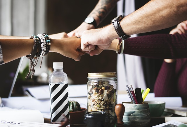 Pourquoi choisir un animateur professionnel pour votre soirée d’entreprise