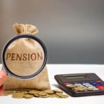Une main tenant une loupe devant un sac en tissu estampillé du mot « Pension », posé à côté d'une calculatrice et de pièces de monnaie, illustrant les démarches liées à une pension alimentaire impayée.