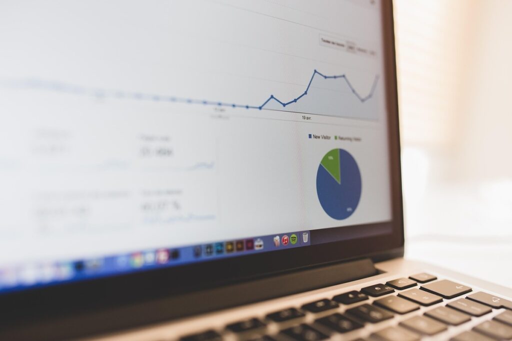 Écran montrant des graphiques et un diagramme circulaire, clavier en bas