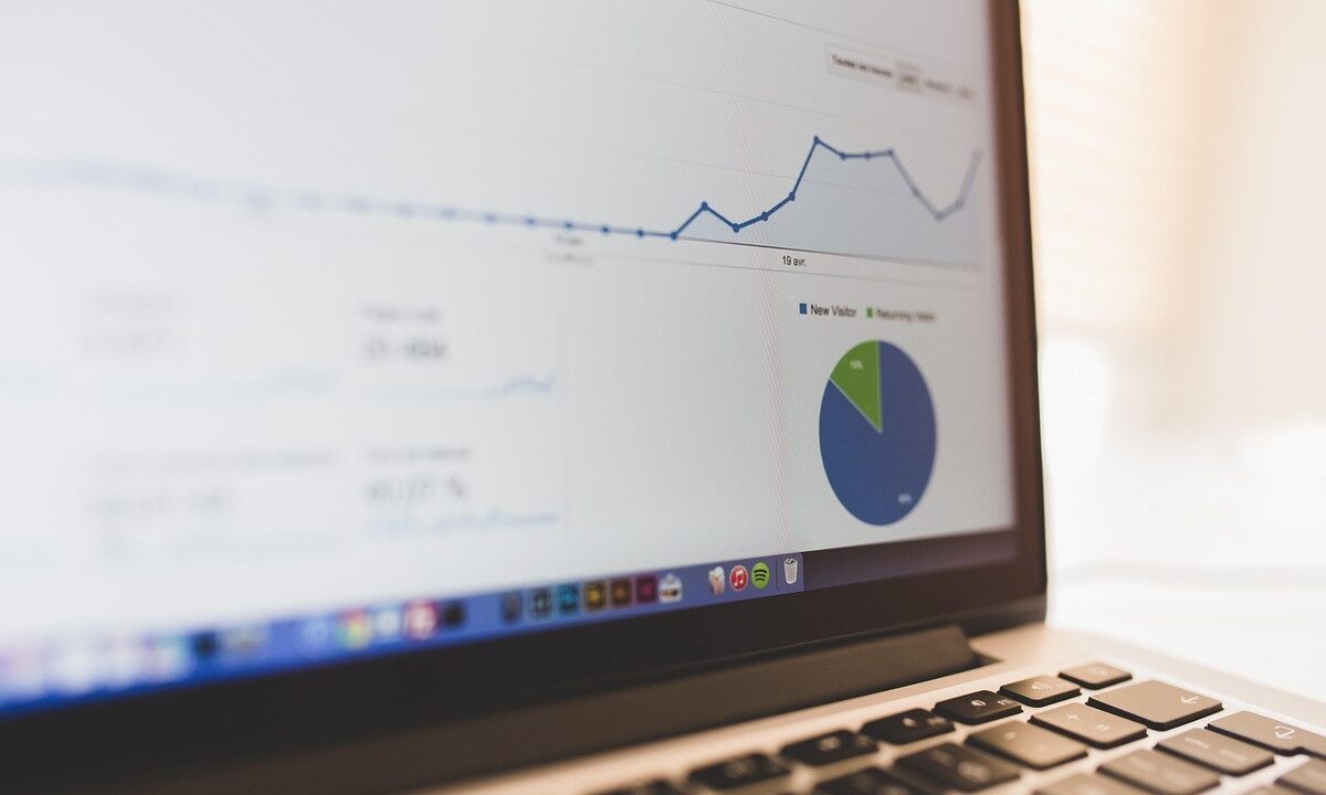 Écran montrant des graphiques et un diagramme circulaire, clavier en bas