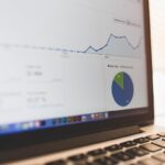 Écran montrant des graphiques et un diagramme circulaire, clavier en bas
