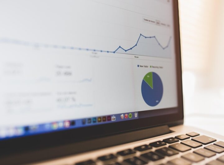 Écran montrant des graphiques et un diagramme circulaire, clavier en bas