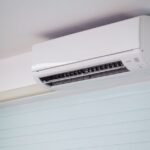 Unité intérieure de climatisation installée dans un intérieur moderne à Toulouse par Mon Plombier