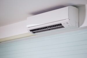 Unité intérieure de climatisation installée dans un intérieur moderne à Toulouse par Mon Plombier