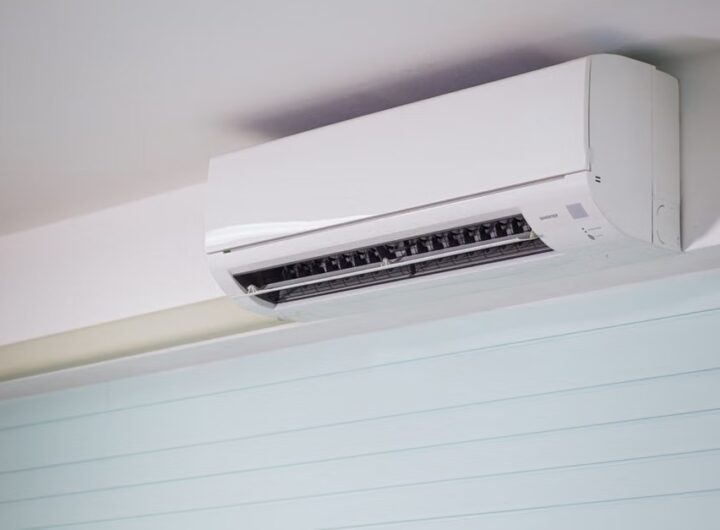 Unité intérieure de climatisation installée dans un intérieur moderne à Toulouse par Mon Plombier