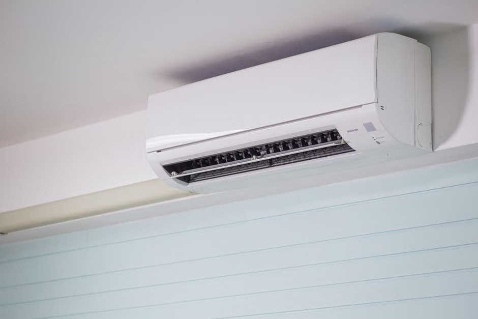 Unité intérieure de climatisation installée dans un intérieur moderne à Toulouse par Mon Plombier