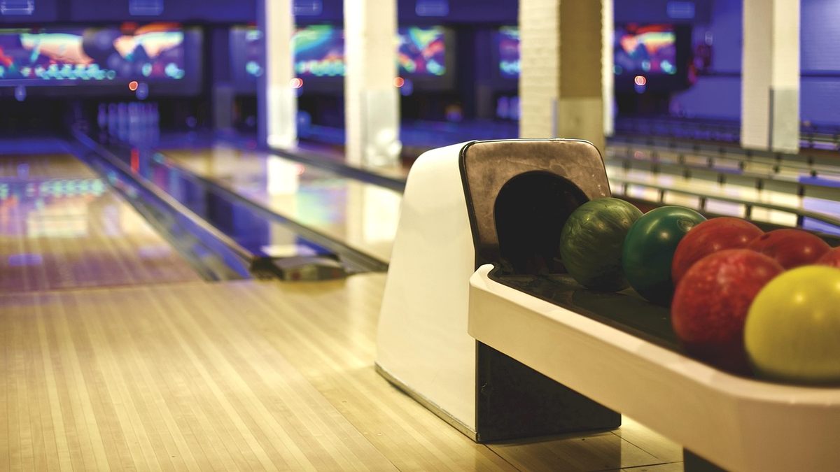 Bowling avec quilles et boules de couleurs