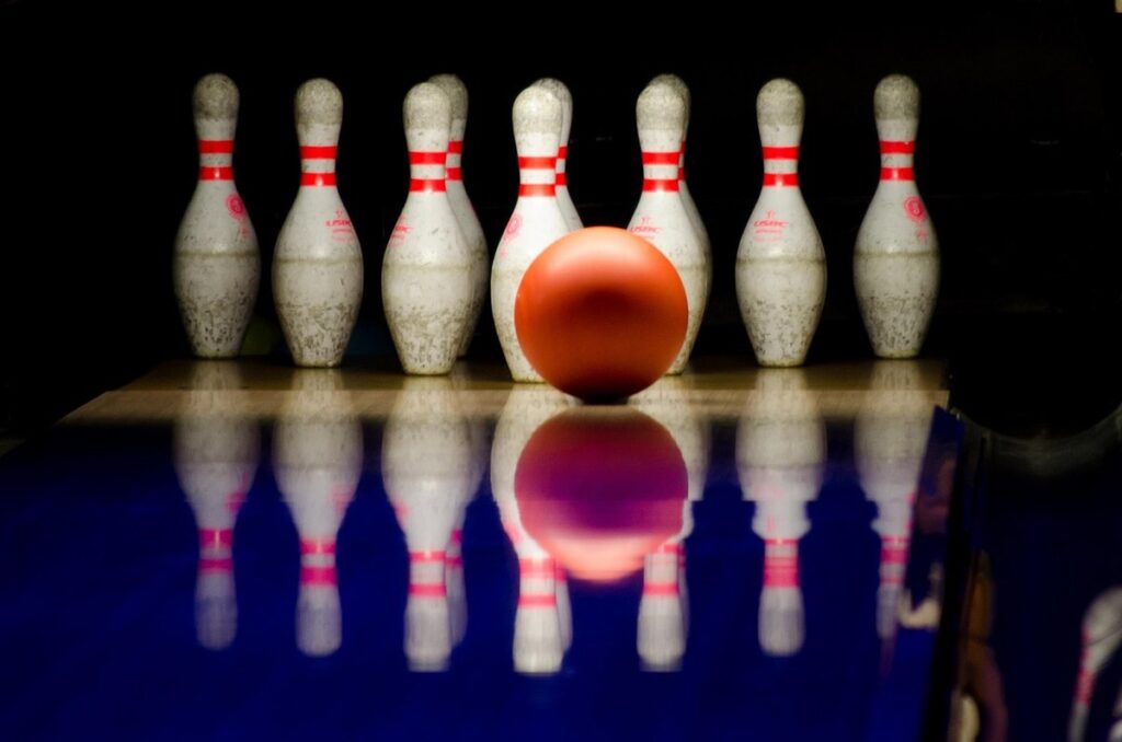 Quilles et boule de bowling sur une piste