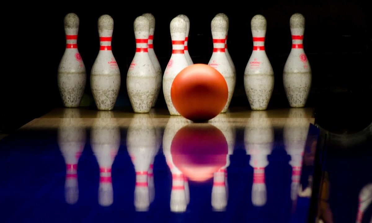 Quilles et boule de bowling sur une piste