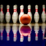 Quilles et boule de bowling sur une piste
