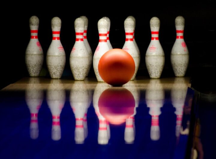 Quilles et boule de bowling sur une piste