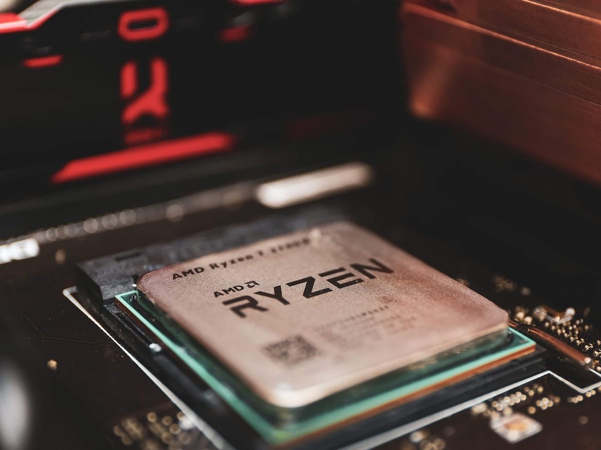 Processeur AMD Ryzen sur carte mère avec écran numérique rouge Processeur AMD Ryzen sur carte mère avec écran numérique rouge