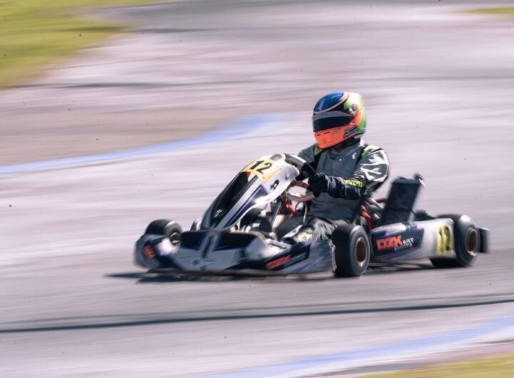 Un pilote en kart de course sur circuit, vitesse ressentie