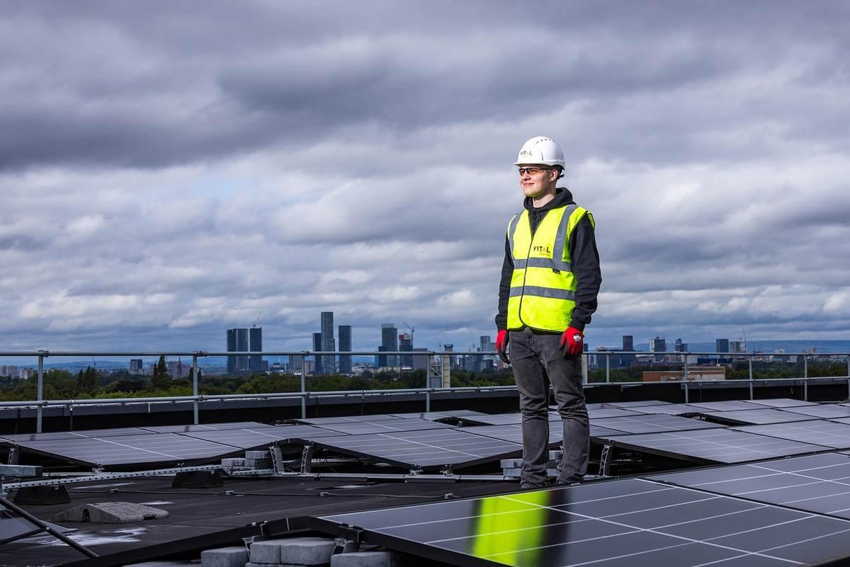 Séchoir solaire en bois exposé au soleil avec des fruits en cours de déshydratation
