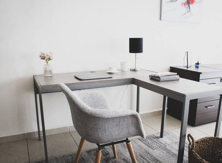 Bureau d'angle, chaise, lampe, vase, ordinateur, tapis, panier